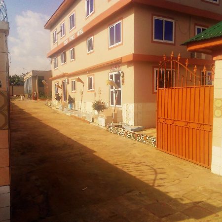 Open Space Hotel Kumasi Ngoại thất bức ảnh